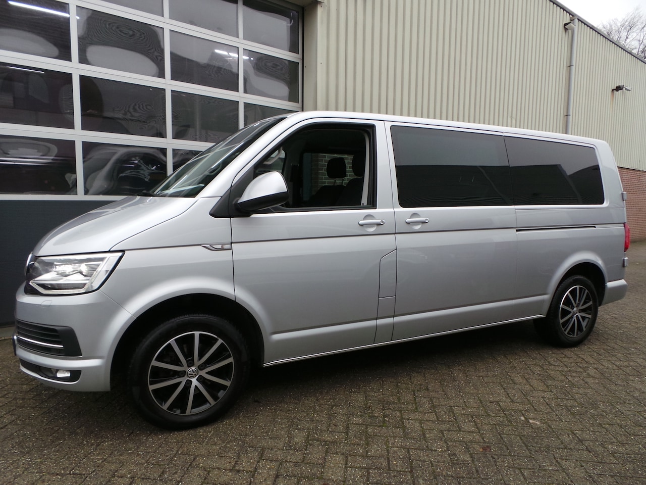 Volkswagen Transporter - 2.0 TDI 110kw/150pk Aut.L2H1 DC Sch.k.dak,2 schuifdeuren,Navigatie,Trekh Airco,Cruise,Pdc, - AutoWereld.nl