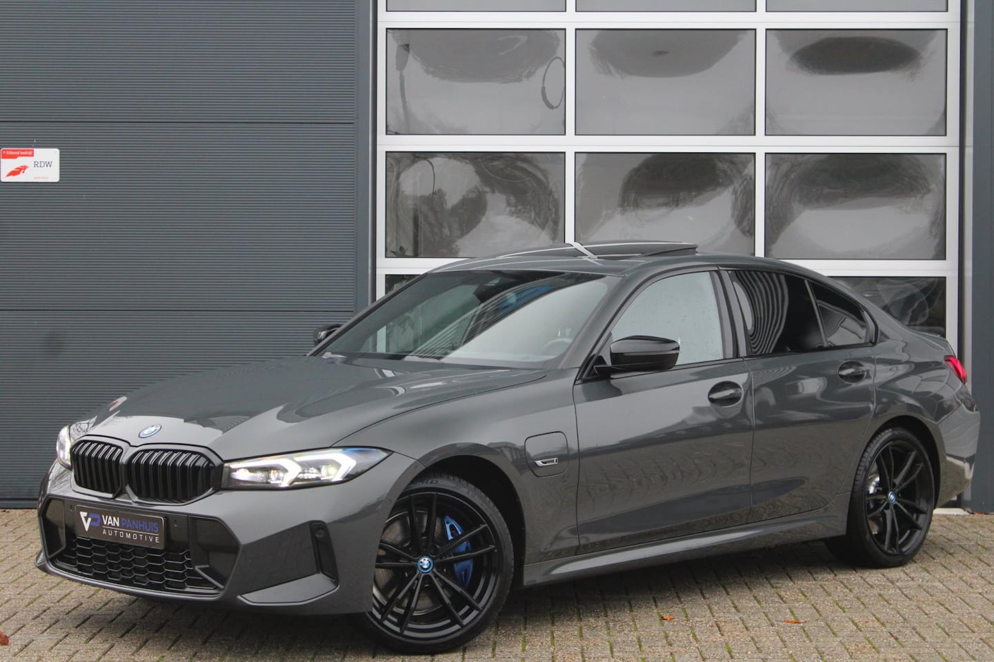 BMW 3-serie - 330e M-Sport Pro | Pano | HUD | Carbon | Adaptief onderstel - AutoWereld.nl