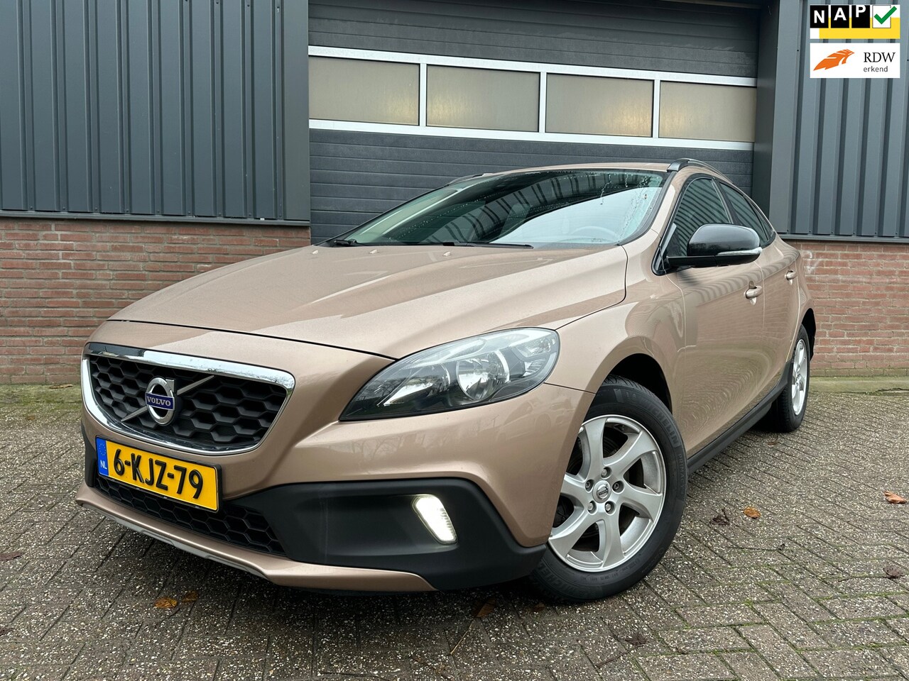Volvo V40 Cross Country - 1.6 T4 Momentum Achteruitrijcamera / PDC achter / Automaat - AutoWereld.nl
