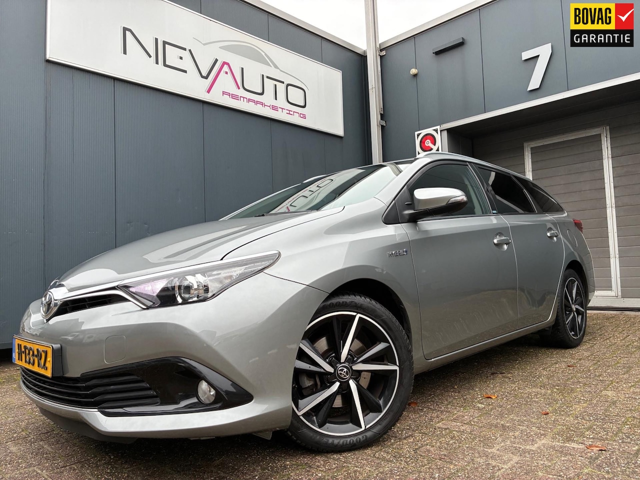Toyota Auris Touring Sports - 1.8 Hybrid Dynamic Ultimate Stoelverwarming Navi 17" - AutoWereld.nl