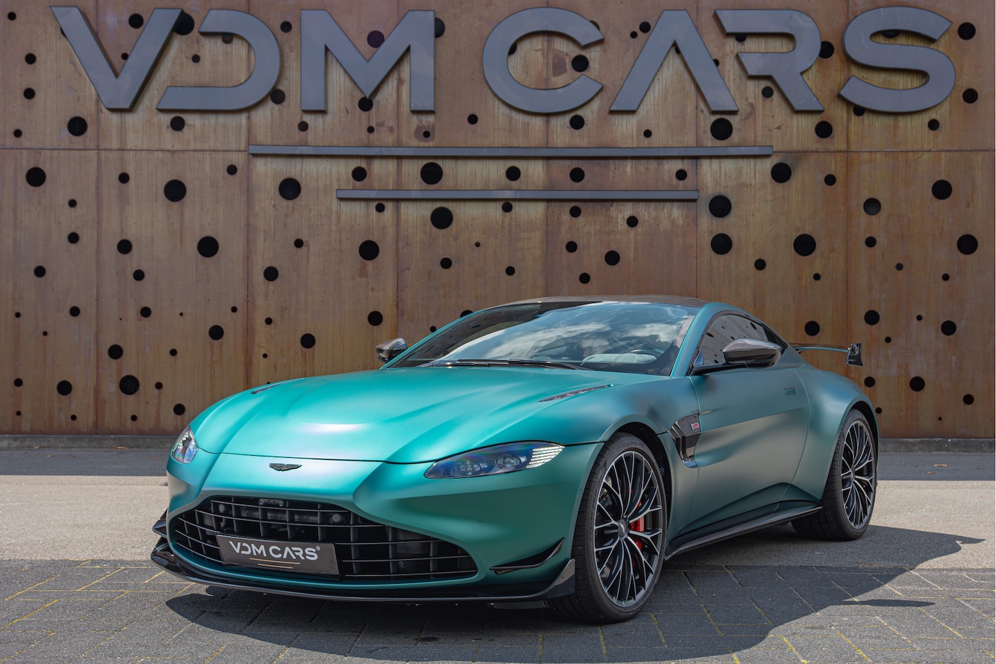 Aston Martin V8 Vantage - 4.0 F1 Edition | Carbon | Aerokit | 360 | Elec.Seat | Incl. Orig. Winterset | - AutoWereld.nl