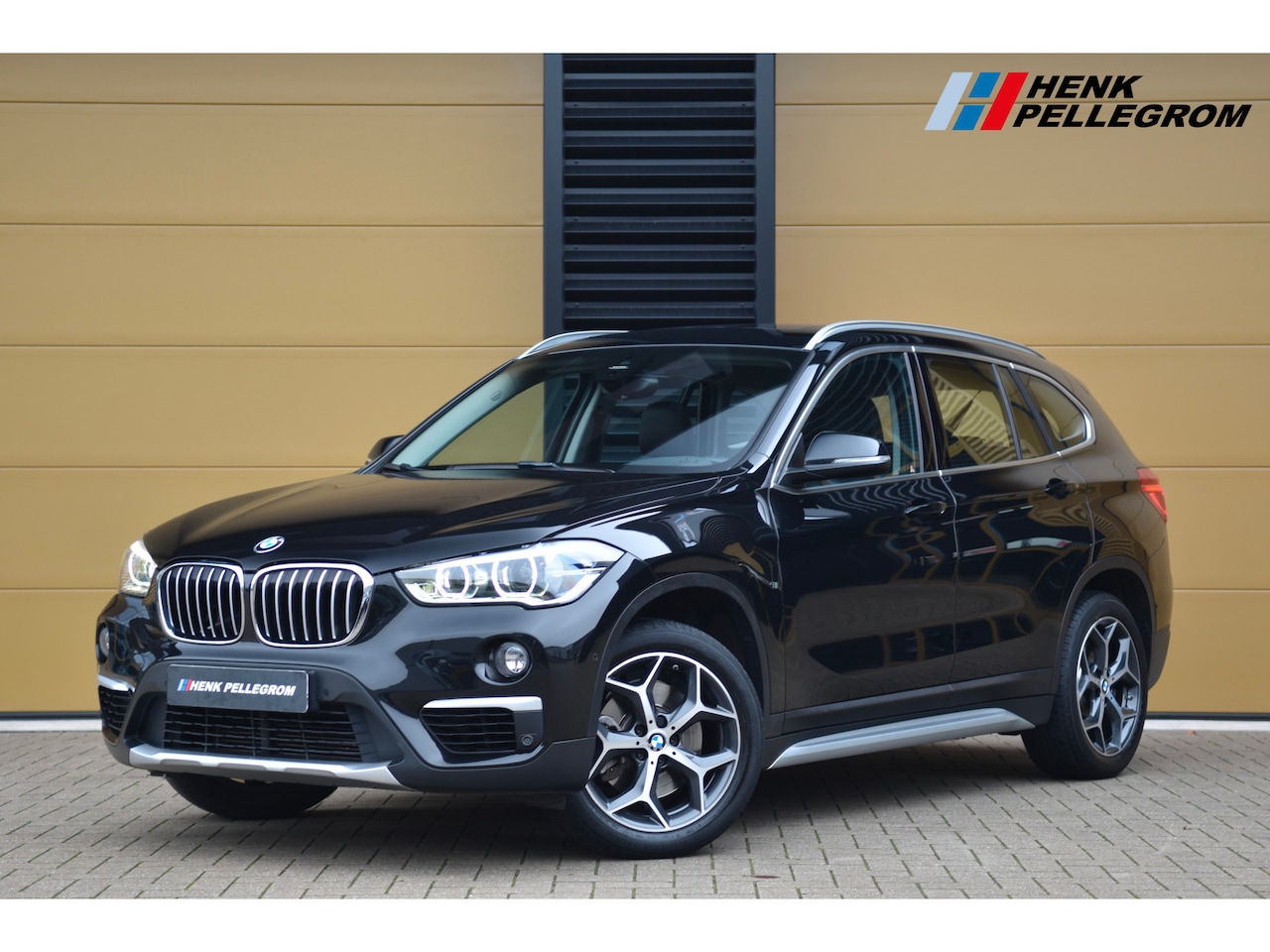 BMW X1 - sDrive20i Orange Edition II * Head-up * Trekhaak * Panoramadak * - AutoWereld.nl