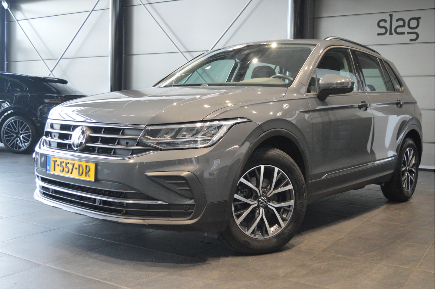 Volkswagen Tiguan - 2.0 TDI Life navi clima camera trekhaak 17 inch 150 pk !! - AutoWereld.nl