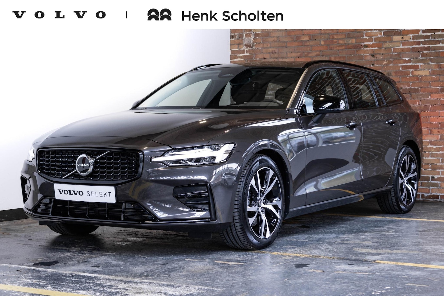 Volvo V60 - B4 Plus Dark | Elektrisch verstelbare stoelen | Semi Elektrische Wegklapbare Trekhaak | St - AutoWereld.nl