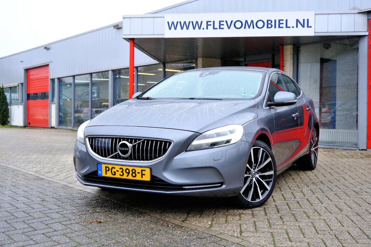 Volvo V40 - 2.0 D2 Nordic+ Pano|Leder|Navi|Cam|LMV - AutoWereld.nl