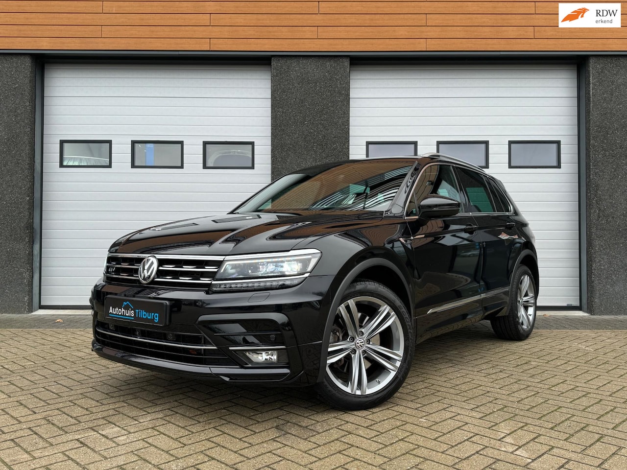 Volkswagen Tiguan - 2.0 TSI 4Motion 3x R-Line Pano Navi Leder - AutoWereld.nl