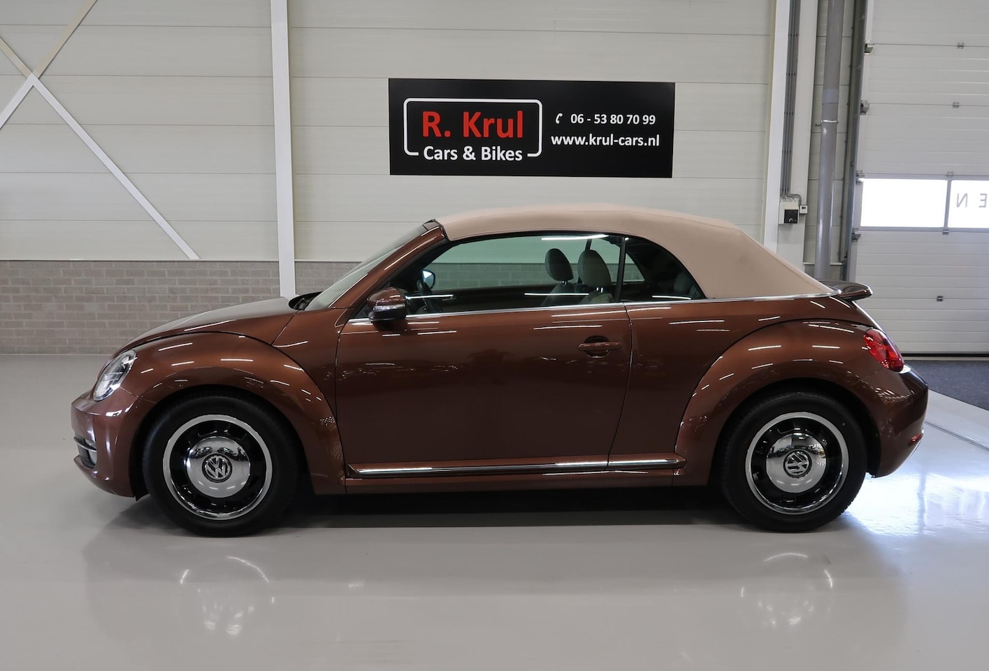 Volkswagen Beetle Cabriolet - 1.2 TSI Exclusive Edition Leer Airco-ecc Camera Navigatie Bluetooth 17 inch Circle Black P - AutoWereld.nl