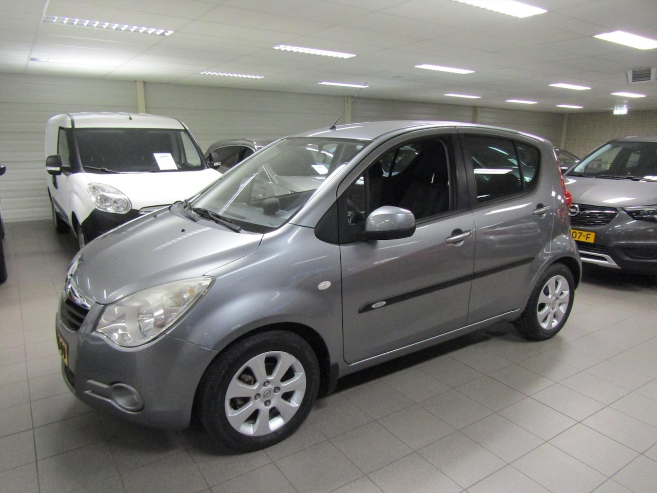 Opel Agila - 1.2 16V 94pk Automaat Edition - AutoWereld.nl
