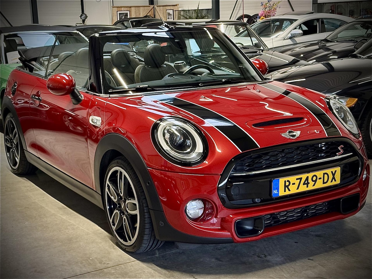MINI Cabrio - Mini Cooper S / Aut / Jcw details / Adaptive cruise / Hud / PERFECT CONDITION! - AutoWereld.nl