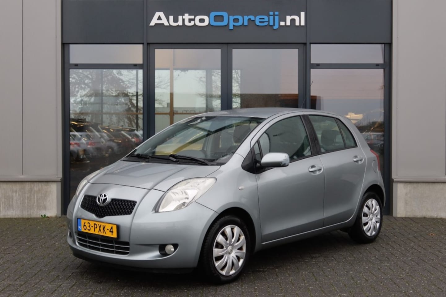 Toyota Yaris - 1.3 VVTi Cool 5drs. Airco, Navigatie - AutoWereld.nl