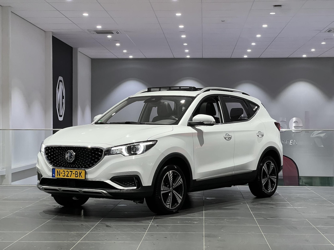 MG ZS - Luxury 45 kWh | Leder | Navi | Panoramadak | Apple CarPlay | Camera | Adaptive Cruise Cont - AutoWereld.nl