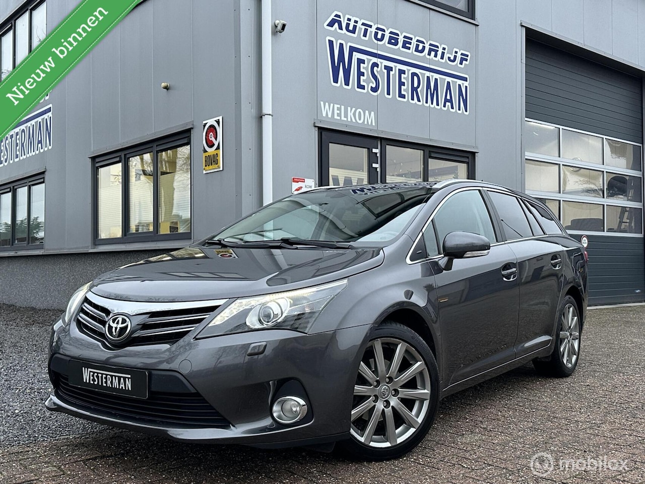 Toyota Avensis - 1.8 VVTi Dynamic Business Navi Leer Pano Keyless 18"Lmv etc - AutoWereld.nl