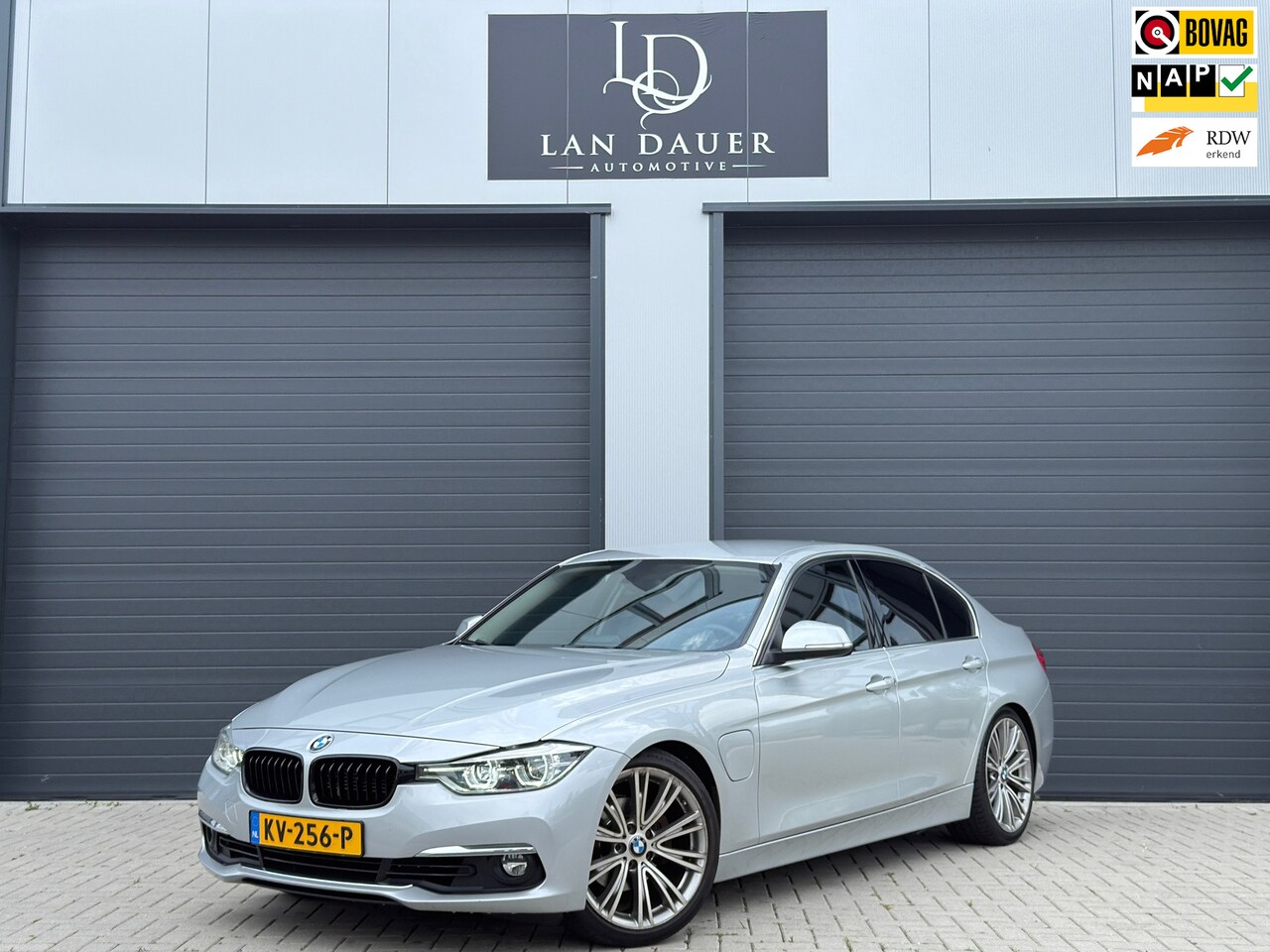 BMW 3-serie - 330e Centennial / M-Stuur / 300PK / Sportief - AutoWereld.nl