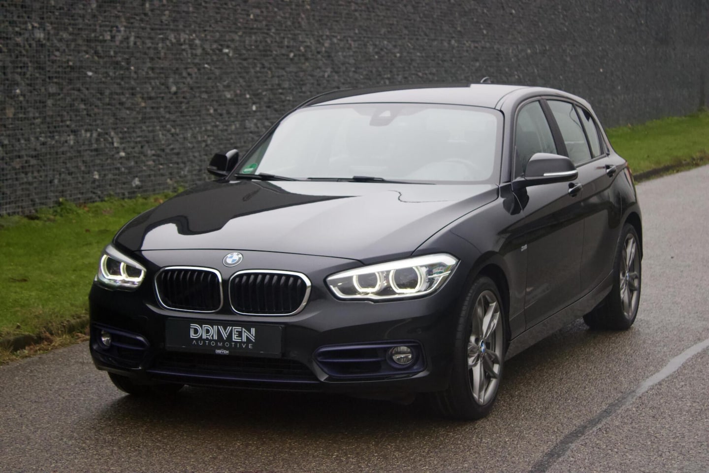 BMW 1-serie - 120i Sportline| AUT - M135i Velgen - Leder - LED - AutoWereld.nl