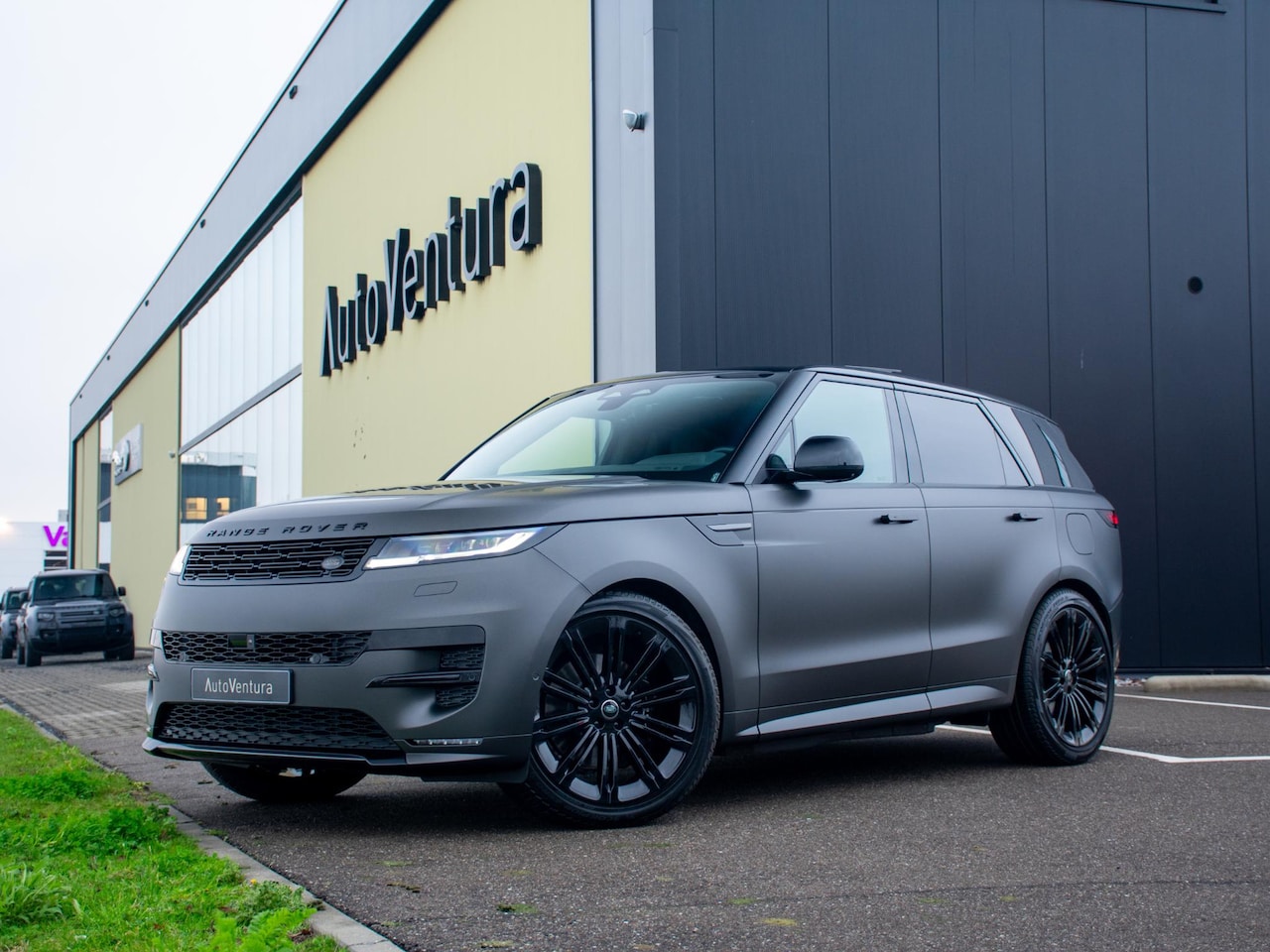 Land Rover Range Rover Sport - 3.0 P460e SE PHEV Trekhaak l Schuif- /kantel Pano l Black Pack l Stoelkoeling l 22" - AutoWereld.nl