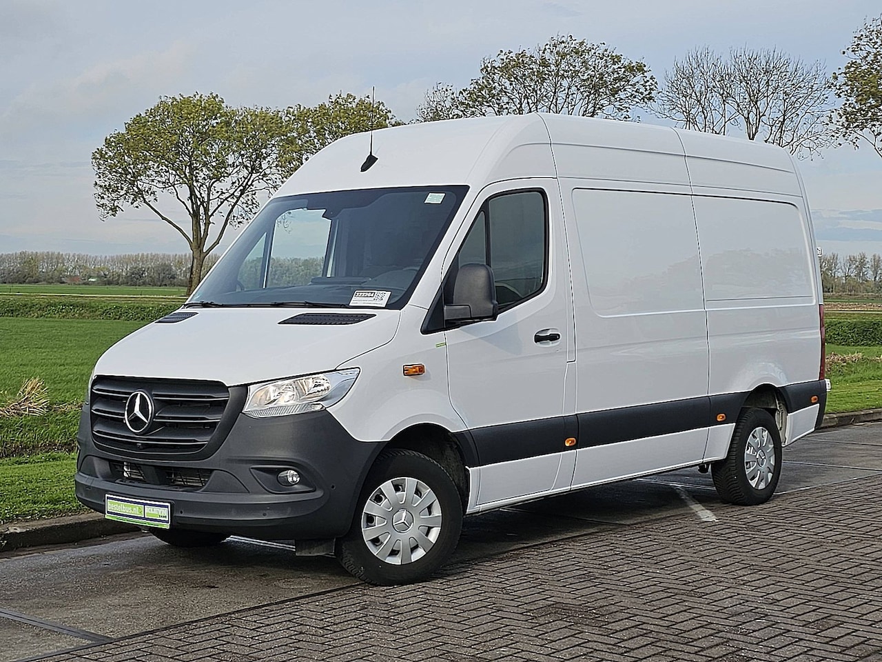 Mercedes-Benz Sprinter - 317 1.9 CDI L2H2 Mbux Navi 3-Zits Achterwielaandrijving 360Camera Pdc Voor + Achter Euro6 - AutoWereld.nl