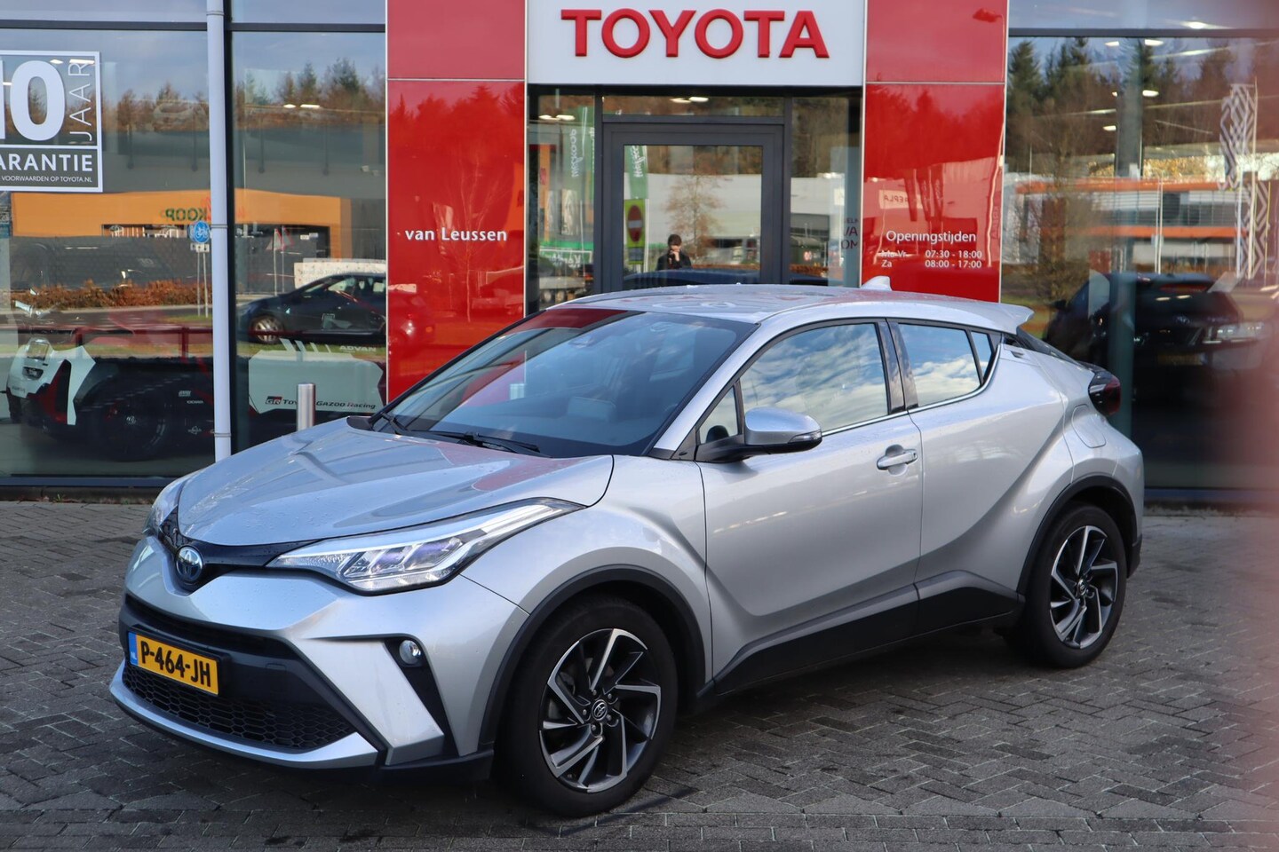 Toyota C-HR - 1.8 HYBRID DYNAMIC APPLE/ANDROID KEYLESS AFN-TREKHAAK AD-CRUISE P-SENSOREN CAMERA NL-AUTO - AutoWereld.nl