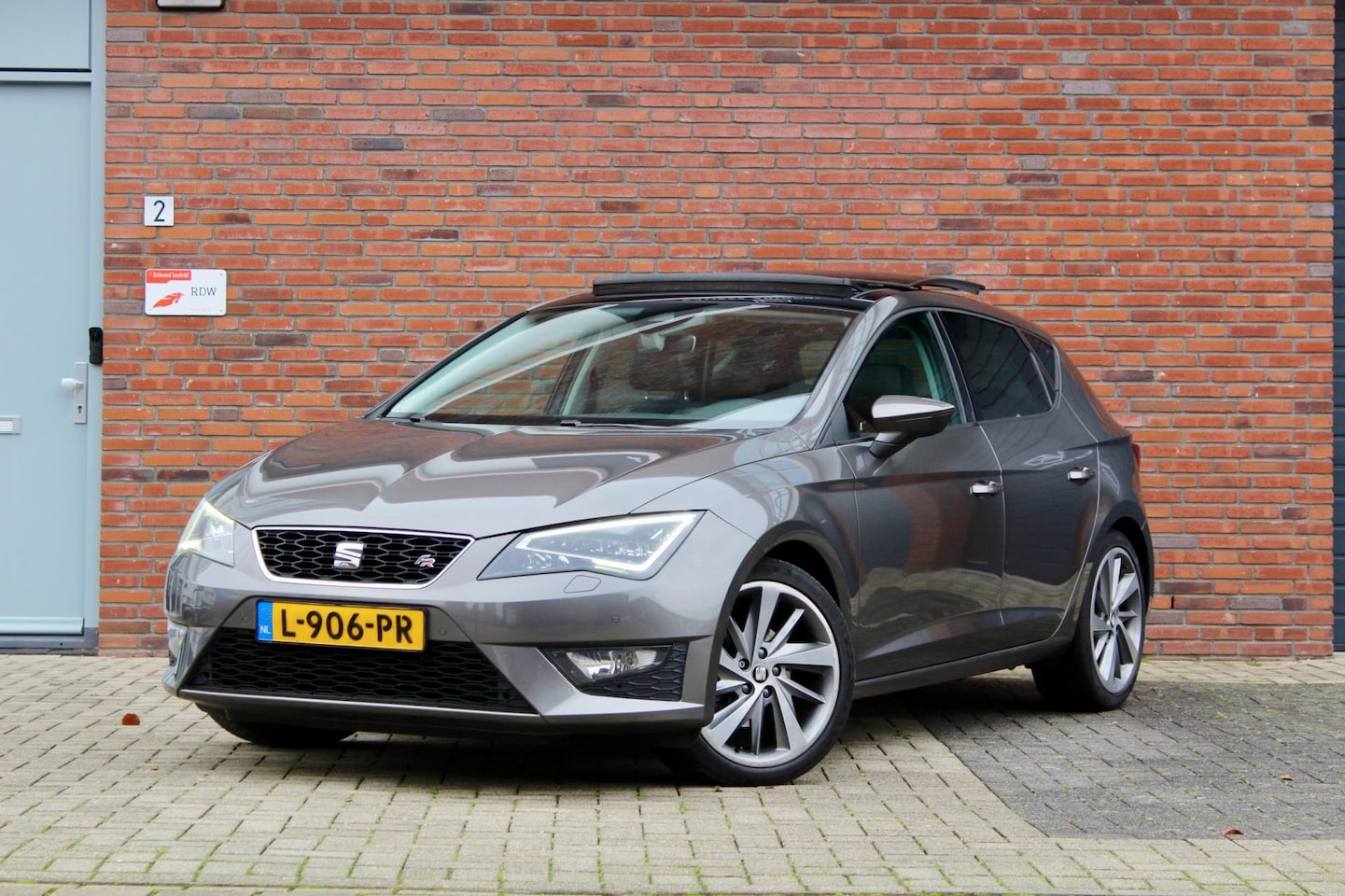SEAT Leon - 2.0 TDI FR Connect | PANO DSG VIRTUAL ALCANTARA - AutoWereld.nl