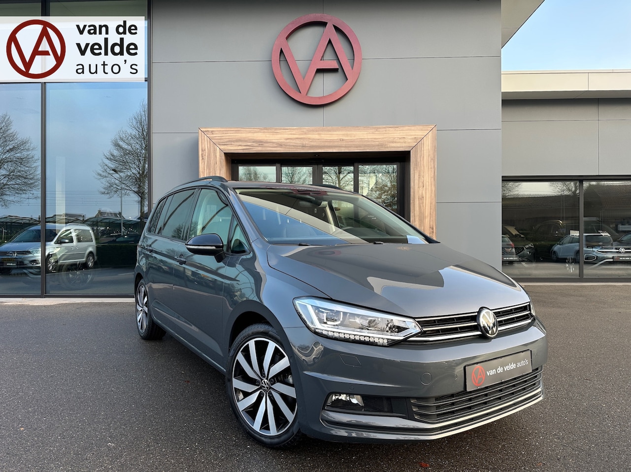 Volkswagen Touran - 1.5 TSI Highline 7-peroons | Trekhaak | Panoramadak | Keyless | Dode hoek | Rijklaar incl. - AutoWereld.nl