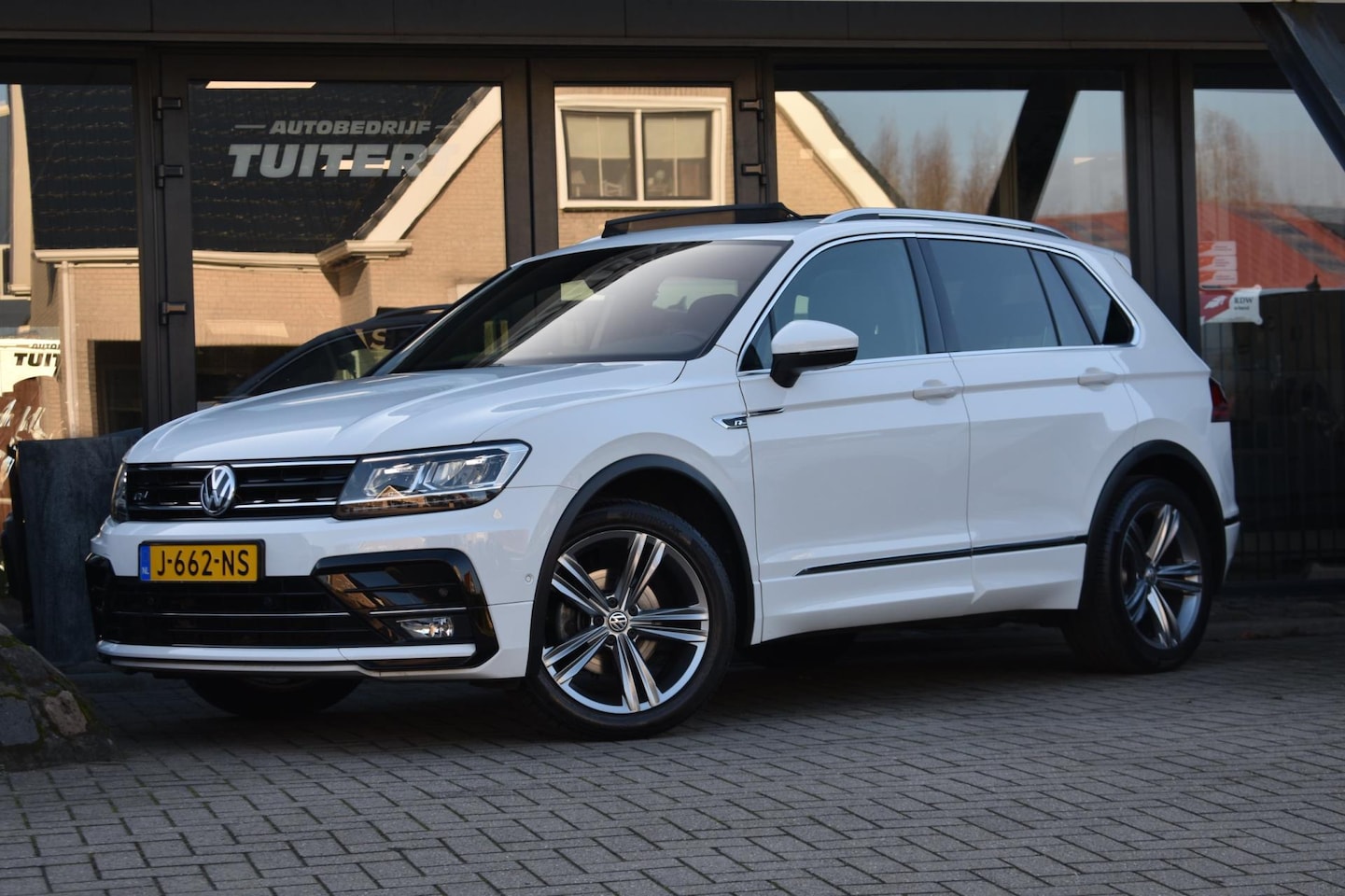 Volkswagen Tiguan - 1.5 TSI ACT R-Line | TREKHAAK | CAMERA | DEALER ONDERHOUDEN | STOELVERWARMING | PANORAMADA - AutoWereld.nl