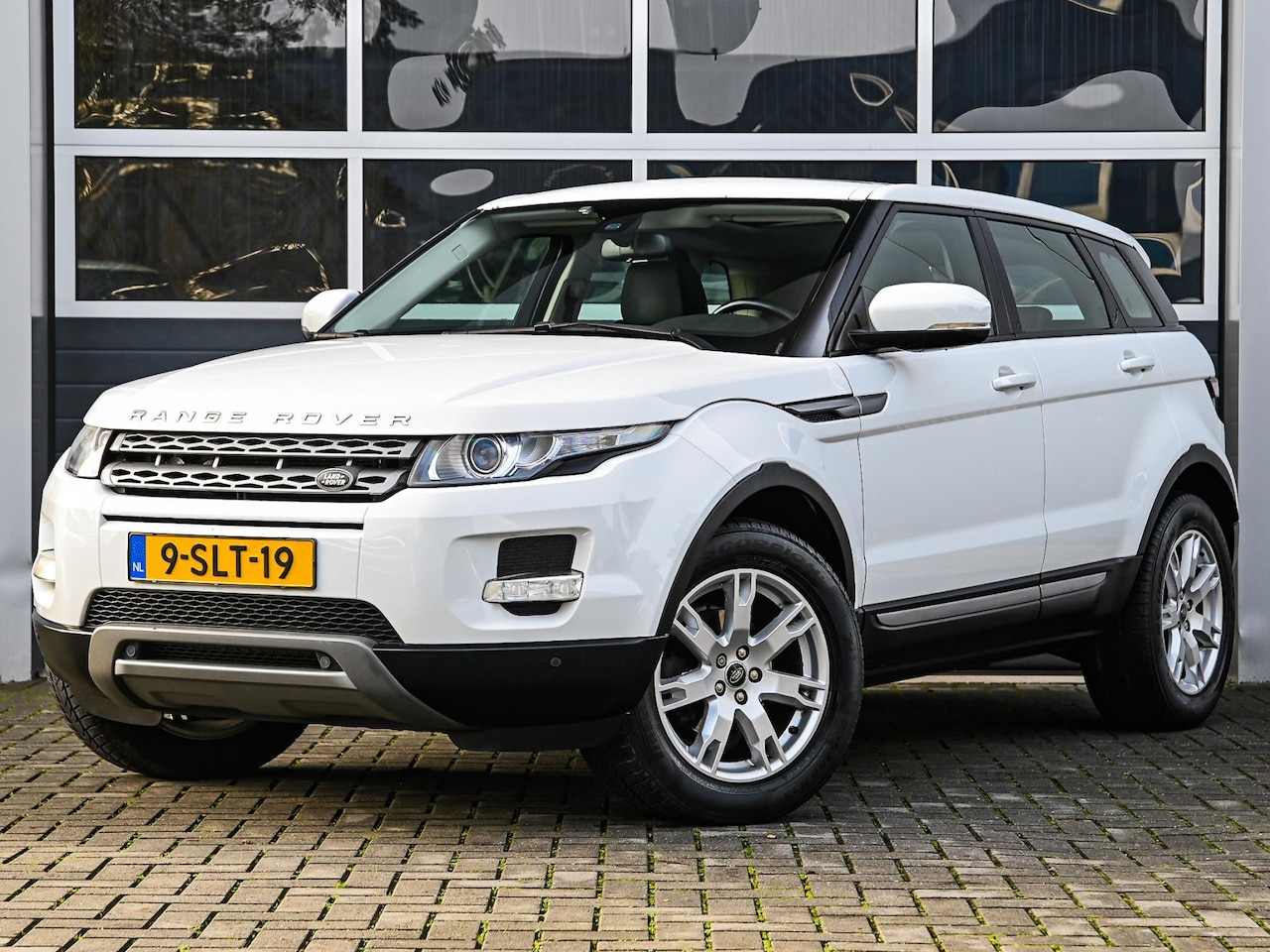 Land Rover Range Rover Evoque - 2.2 eD4 2WD Pure | Panoramadak | Leder | Navi | Stoelverwarming | Trekhaak - AutoWereld.nl