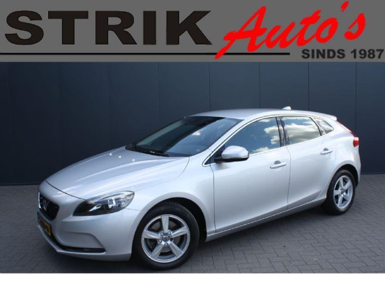 Volvo V40 - 1.6 T3 150PK Momentum - NAVIGATIE - LAGE KM. STAND - NL AUTO - TREKHAAK - AutoWereld.nl