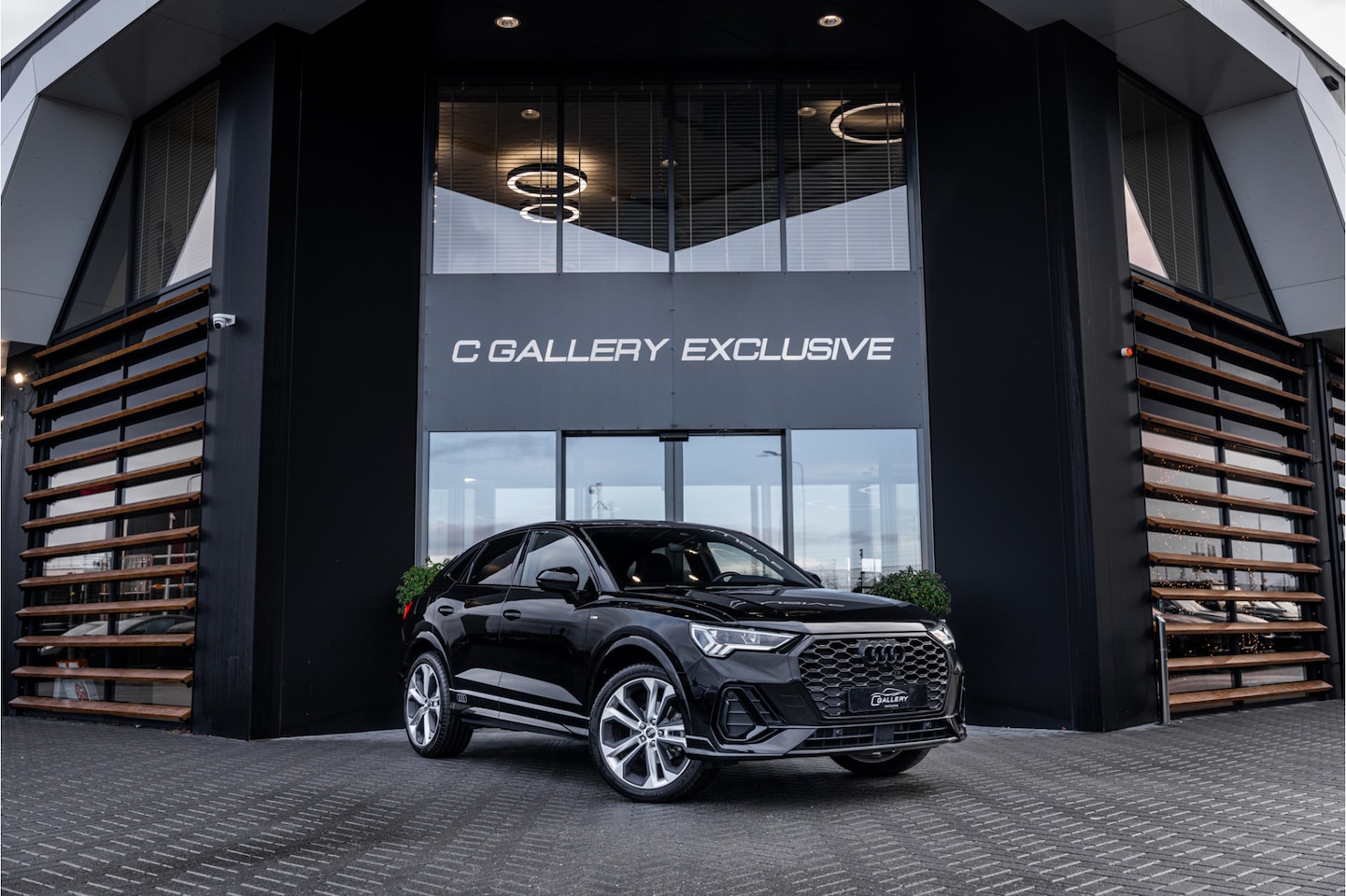 Audi Q3 Sportback - 35 TFSI S Edition Competition - Panorama | Sonos | Carbon | Elek. Trekhaak | 360 Camera - AutoWereld.nl