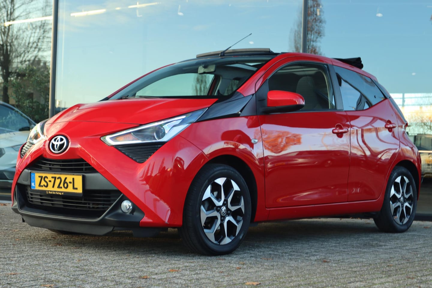 Toyota Aygo - 1.0 VVT-i X-JOY AUT. CABRIO | CARPLAY | CAMERA | NAVI | LMV | CLIMATE - AutoWereld.nl