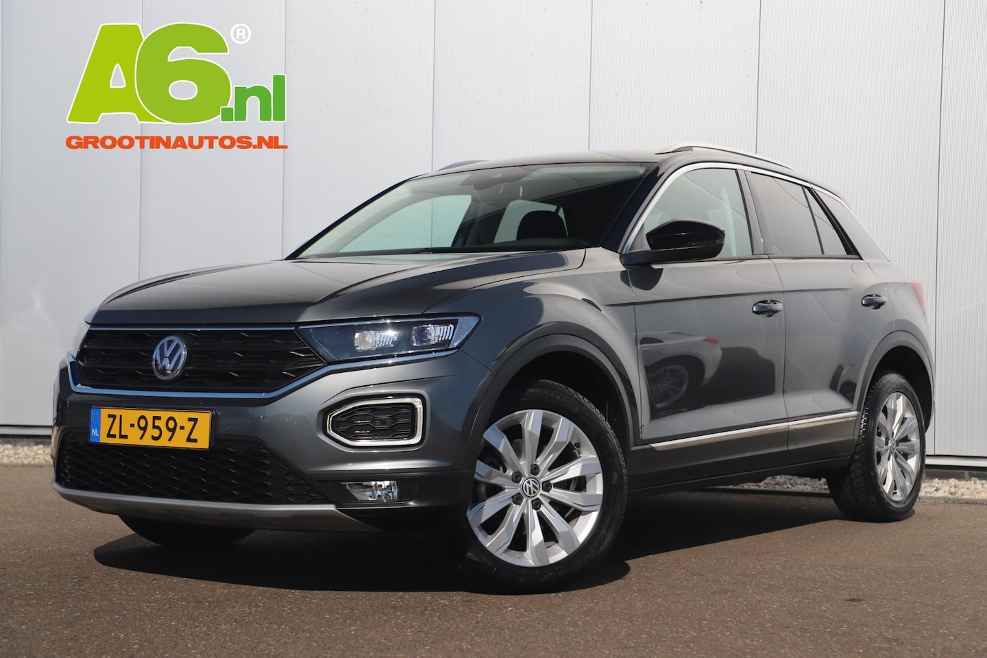 Volkswagen T-Roc - 1.0 TSI Sport Virtual 17 inch Keyless Navigatie Achteruitrijcamera Carplay Android Adaptiv - AutoWereld.nl