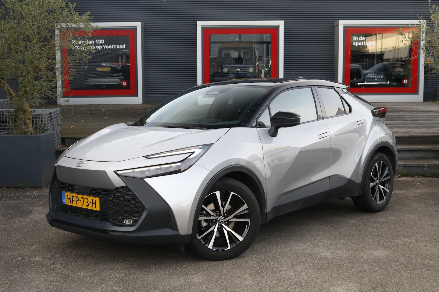 Toyota C-HR - 1.8 Hybrid 140 First Edition | Apple Carplay | Toyota Safety Sense | Achteruitrijcamera | - AutoWereld.nl