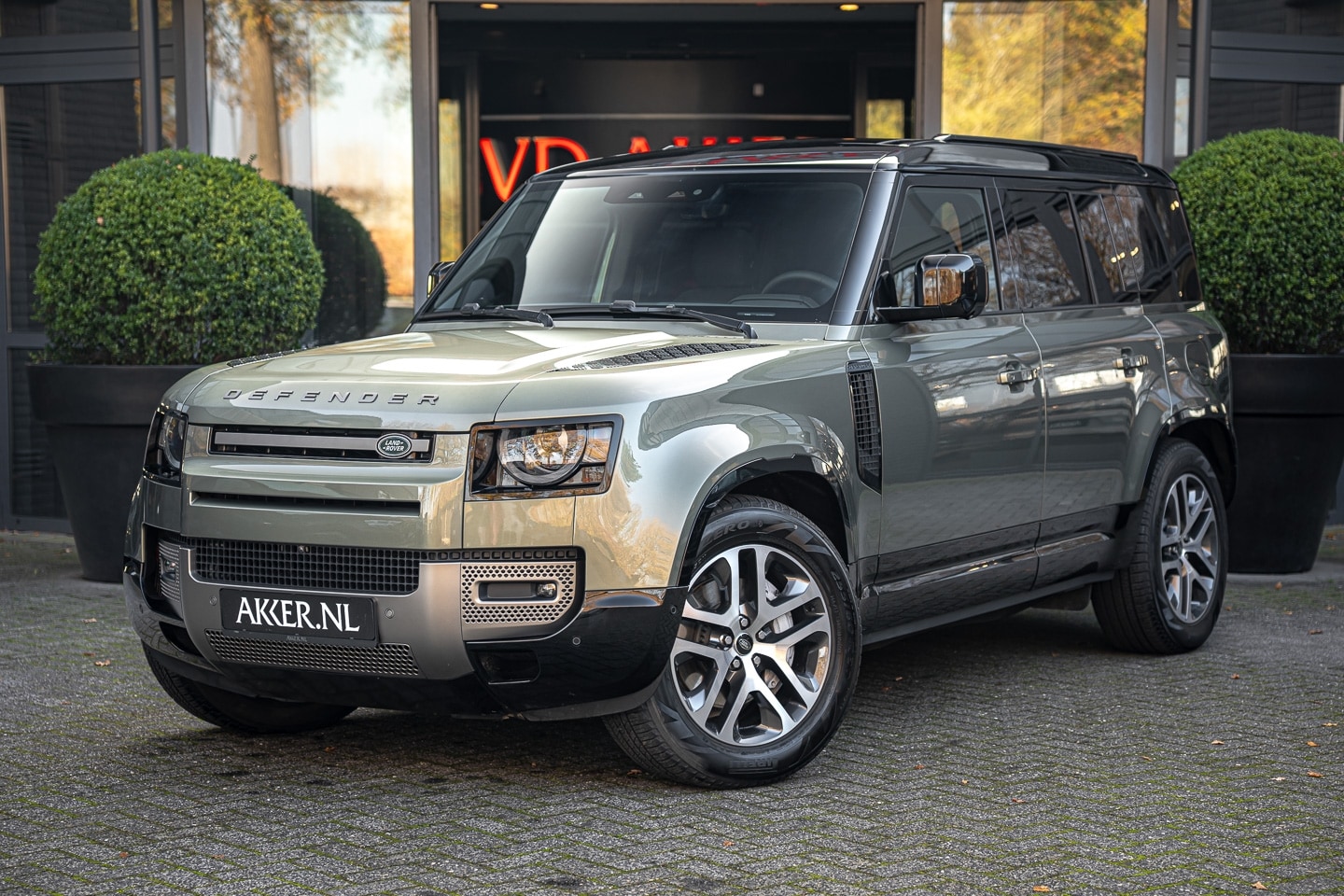 Land Rover Defender 110 - LANDROVER P300e X-Dynamic SE | Pano.dak | ACC | Elek. Trekhaak | 360° Camera - AutoWereld.nl