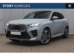BMW iX2 - eDrive20 High Executive M Sport / Panoramadak / Trekhaak / Sportstoelen / Adaptieve LED /