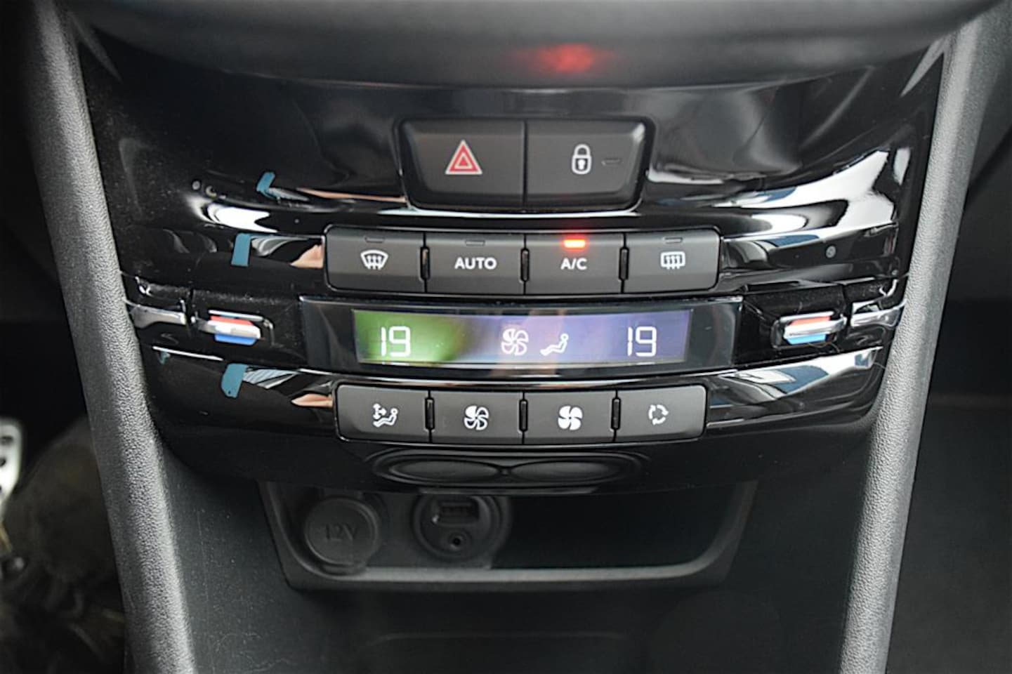 Peugeot 2008 - 1.2 PureTech GT-Line 1.2 PureTech GT-line, Parkeercamera, Afneembare trekhaak, Half leder,Climate control, NAP,