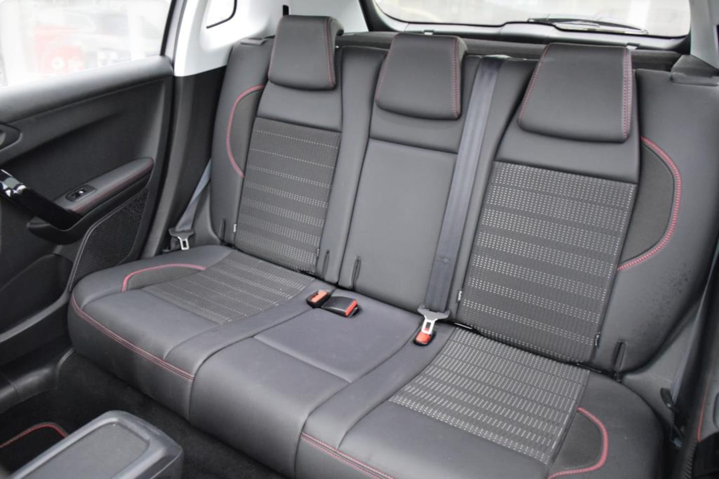 Peugeot 2008 - 1.2 PureTech GT-Line 1.2 PureTech GT-line, Parkeercamera, Afneembare trekhaak, Half leder,Climate control, NAP,