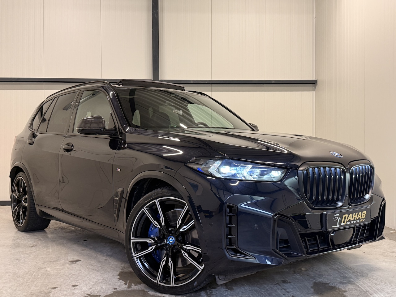 BMW X5 - xDrive50e M-Sport | Carbon | Pano | Memory | Stoelverwarming / Verkoeling | Led | Soft-Clo - AutoWereld.nl