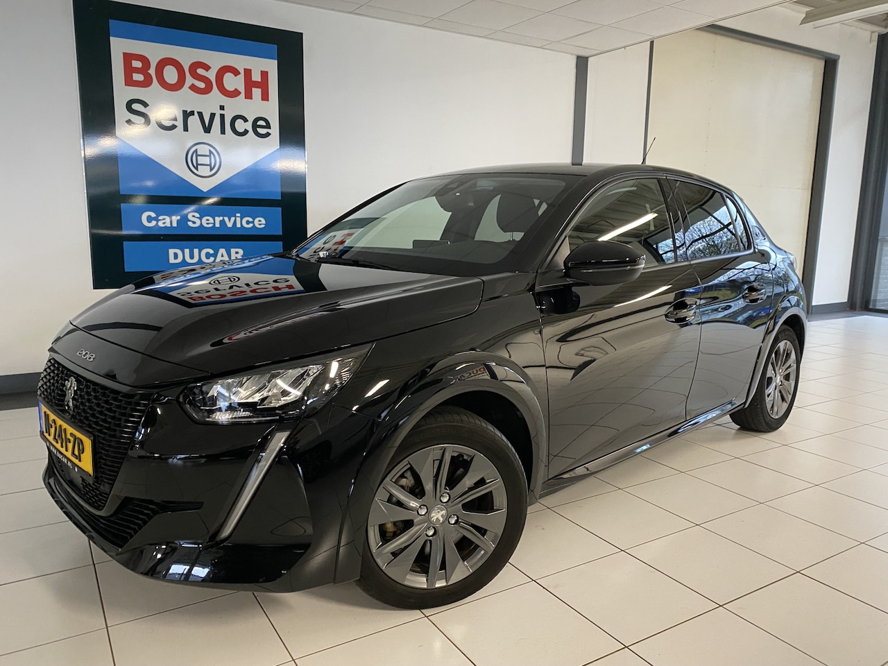 Peugeot e-208 - EV Allure Pack 50 kWh Navi /  Carplay  /Digitaal dashboard / Stoelverwarming / Snelladen / - AutoWereld.nl