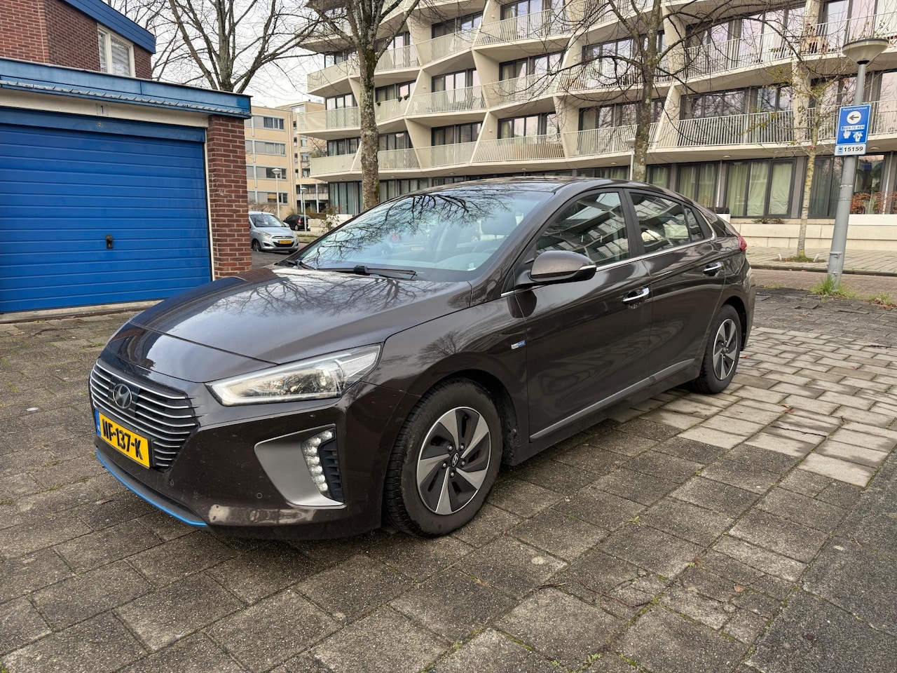 Hyundai IONIQ - 1.6 GDi Premium Hybrid 1-Eigenaar Mocca Brown - AutoWereld.nl