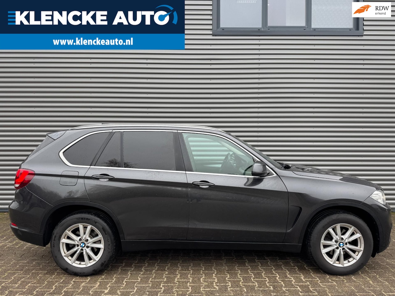 BMW X5 - XDrive30d 6-cilinder 259PK Leer AWD 4x4 Xenon Trekhaak GRIJS KENTEKEN 18inch Stoelverwarmi - AutoWereld.nl