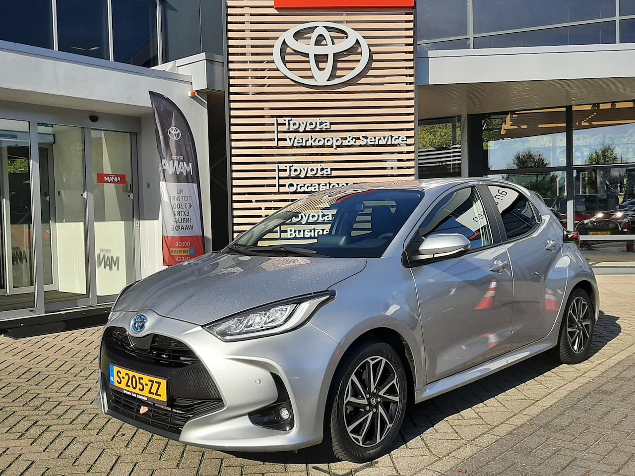 Toyota Yaris - 1.5 Hybrid STYLE BLIND SPOT KEYLESS STOELVERW PARK-SENSOREN APPLE/ANDROID PRIVACY GLASS AL - AutoWereld.nl