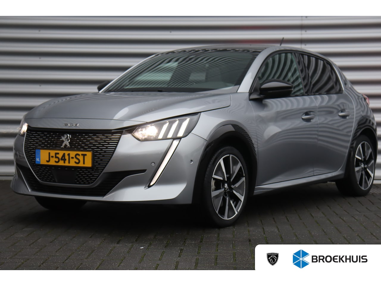 Peugeot e-208 - EV 136PK GT PACK AUTOMAAT / NAVI / LEDER / CLIMA / PDC / 17" LMV / CAMERA / PANO. DAK / AL - AutoWereld.nl