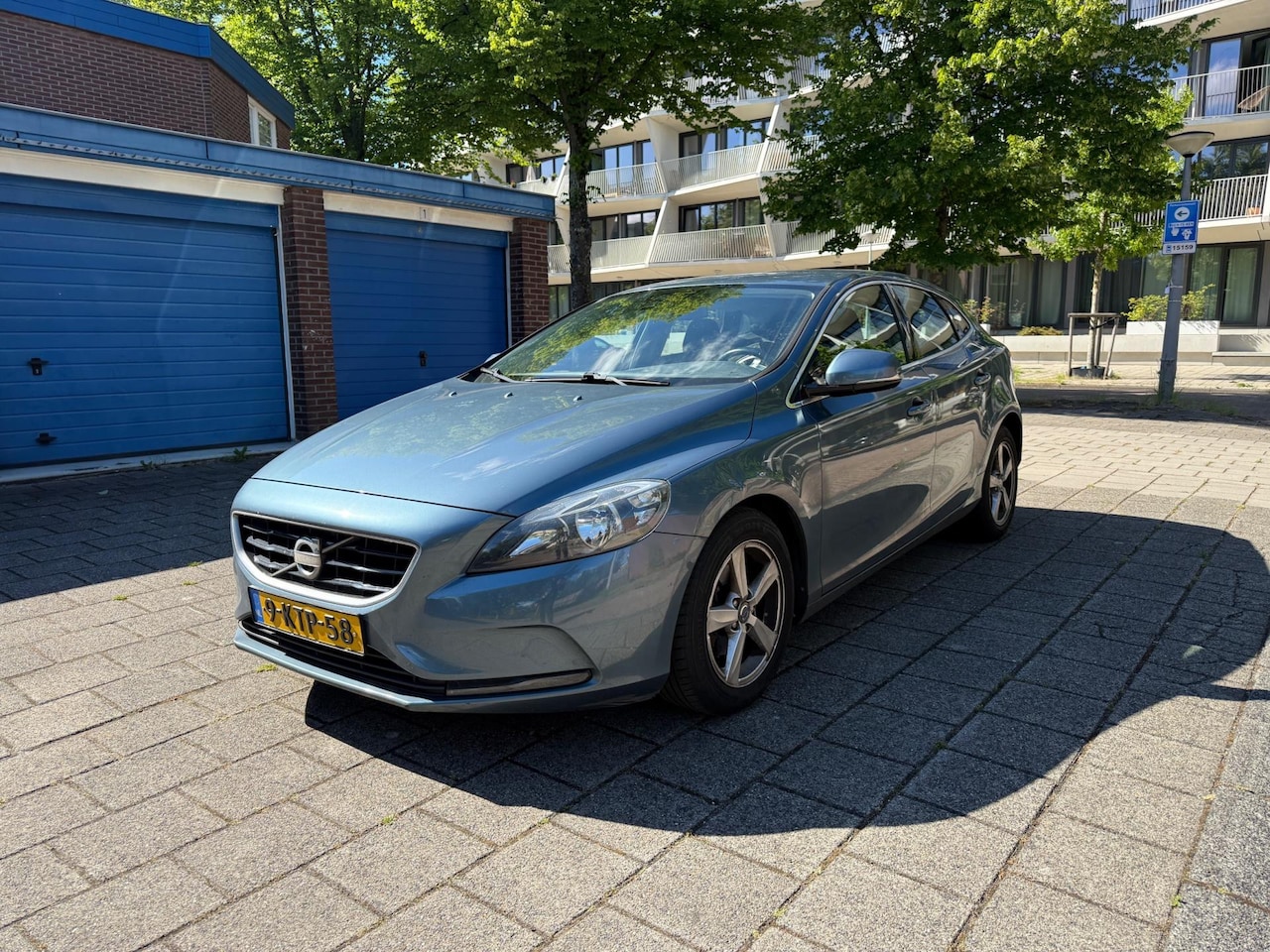 Volvo V40 - 1.6 D2 Momentum Airco Cruise PDC NW APK - AutoWereld.nl
