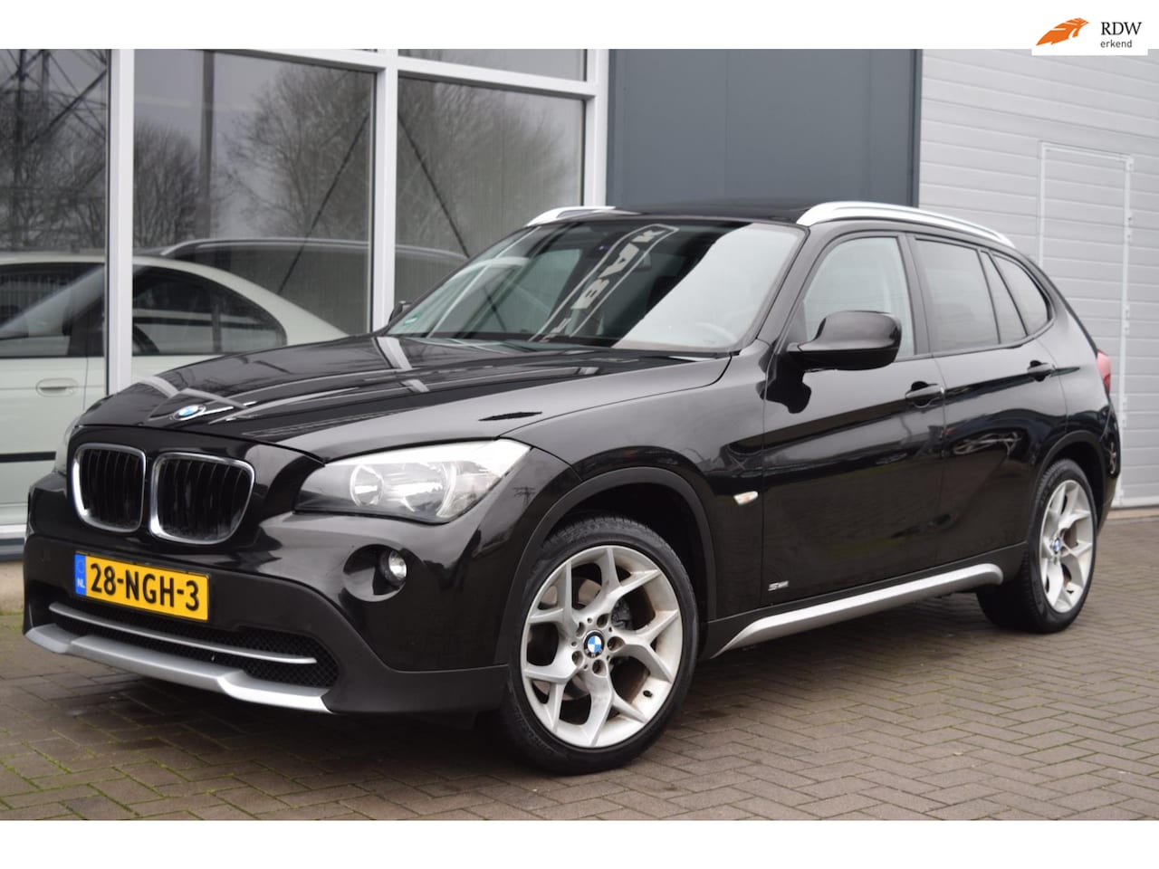 BMW X1 - SDrive18i Executive | Automaat | Clima | APK 11-2026 - AutoWereld.nl