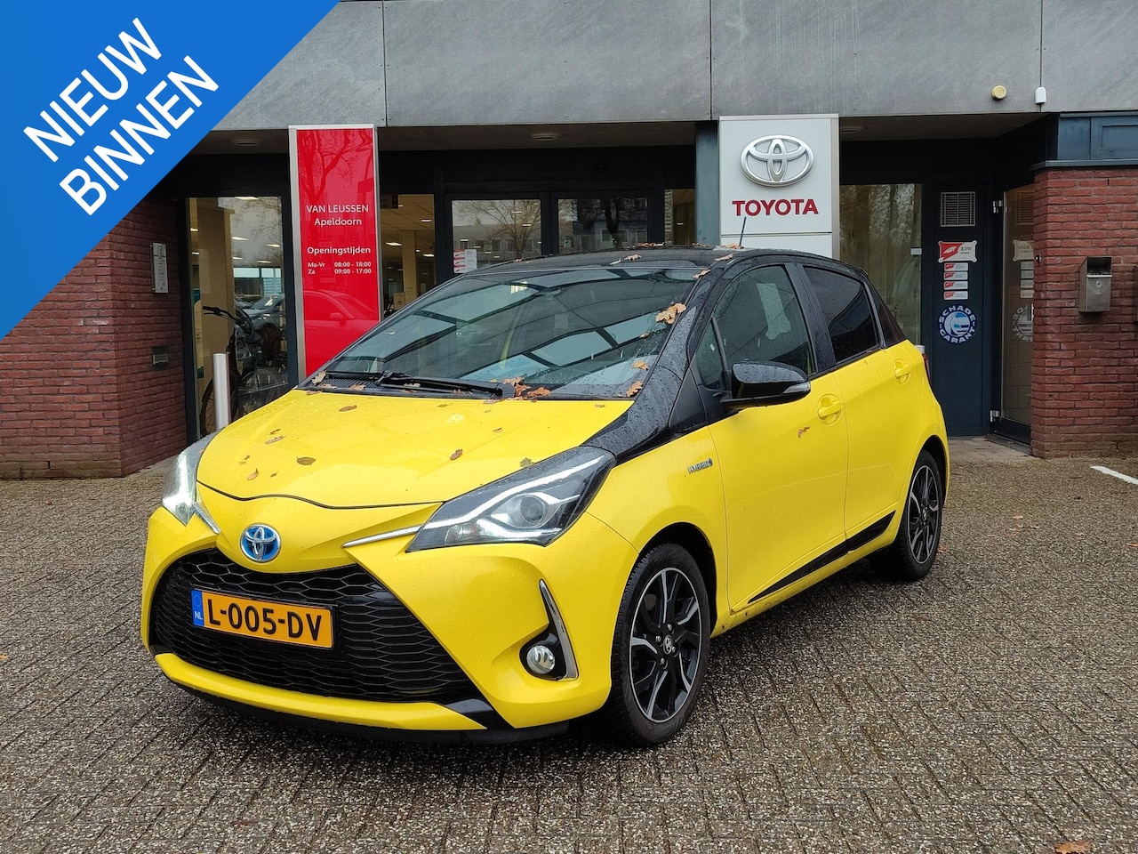 Toyota Yaris - 1.5 Hybrid Bi-Tone PANODAK STOELVERW KEYLESS 4S-BANDEN NAVI CLIMA CRUISE BLUETOOTH LM-VELG - AutoWereld.nl