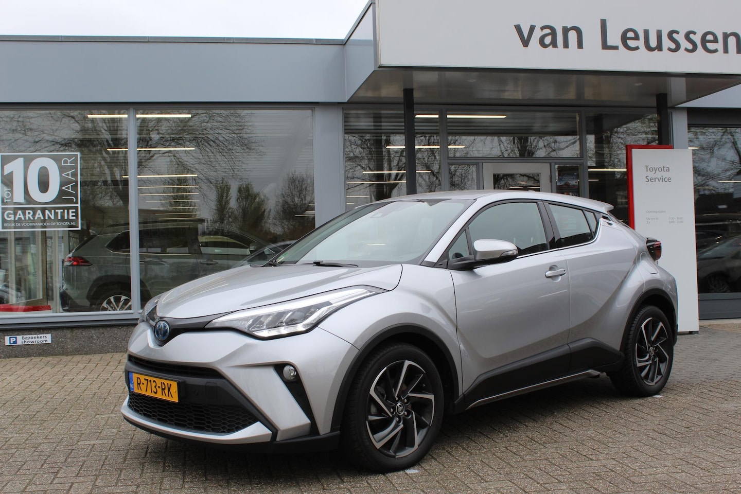 Toyota C-HR - 1.8 HYBRID DYNAMIC LED-KOPLAMPEN ALL-SEASON PARK.SENSOREN V+A KEYLESS NAVI AD-CRUISE APPLE - AutoWereld.nl