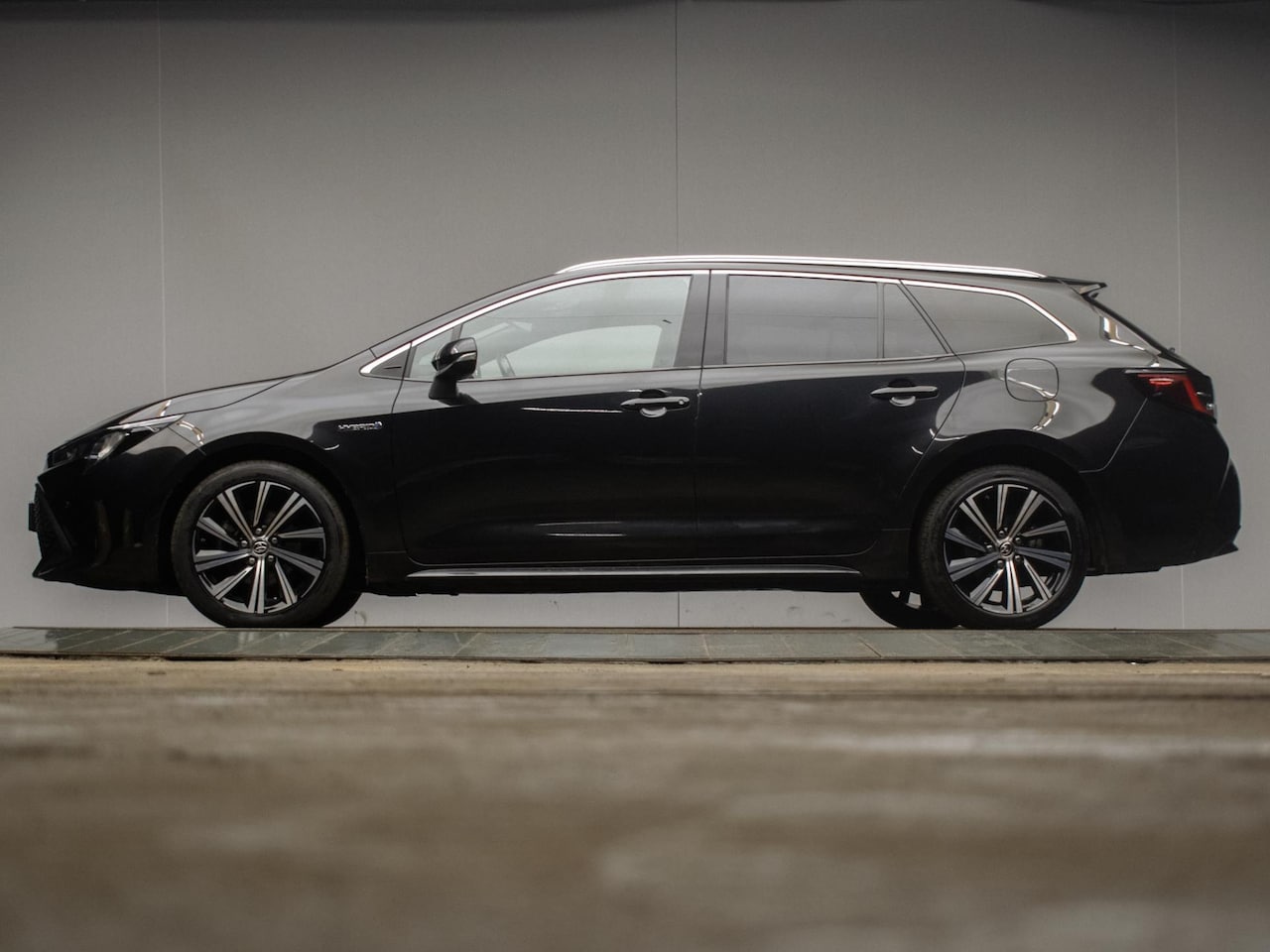 Toyota Corolla Touring Sports - 1.8 Hybrid Business Plus Sport (NAVI,CLIMATE,CRUISE,CAMERA,LED,PDC,GETINT,SPORTSTOELEN,LM - AutoWereld.nl