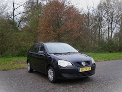 Volkswagen Polo - 1.4-16V Optive . 5 Drs. Airco . Elec ramen en spiegels . Trekhaak . enz