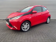 Toyota Aygo - 1.0 VVT-i x-play met AIRCO / LMV / CAMERA