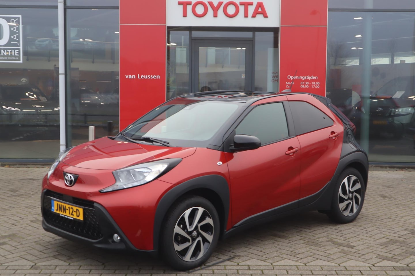 Toyota Aygo X - ENVY 5-DEURS CLIMA KEYLESS PARK-SENSOREN PRIVACY-GLASS 17"LMV CAMERA APPLE/ANDROID - AutoWereld.nl