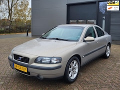 Volvo S60 - 2.4 Automaat, Cruisc, Clima, Trekhaak, BT, APK11/26