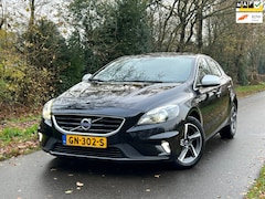 Volvo V40 - 2.0 D2 R-Design | Navi + Cruise + Clima + Trekhaak Nu € 9.450,